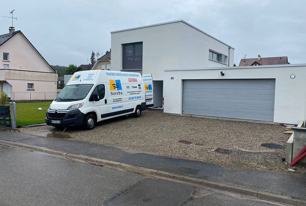 Pose de porte de garage sectionnelle motorisée
