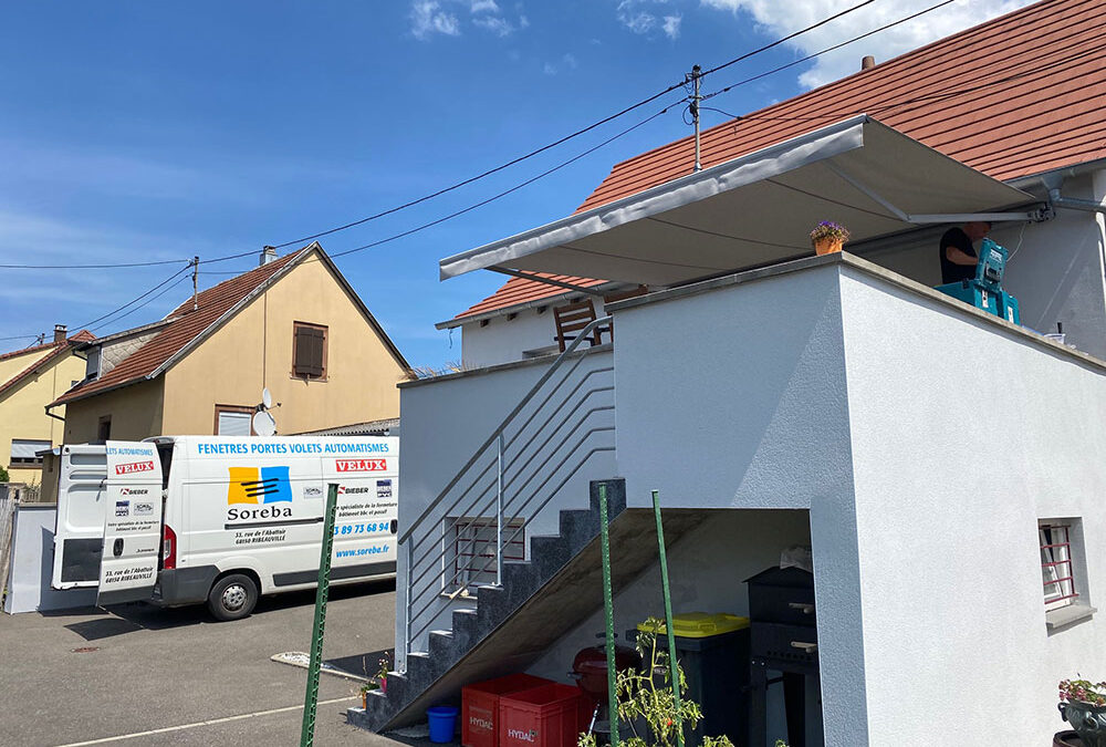 Pose de store banne extérieur motorisé sur mesure
